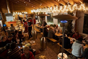 Raclette-Saisonstart mit Live-Musik & Fackelwanderung – gesellig genießen & die Obstwiese entdecken
