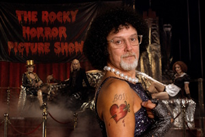 Schräg, schrill, unsterblich! – Bäppi erzählt die Geschichte des Kultfilms Rocky Horror Picture Show im Theater Alte Brücke