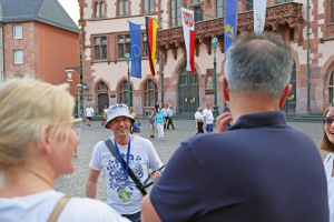 Entdecke Frankfurts Apfelweinkultur mit dem Bembel-Bub – Geschichte & Geschichten zwischen Römer, Dom und Sachsenhausen